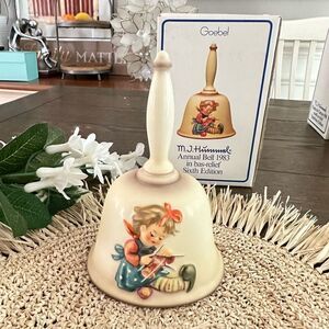 M.I Hummel Annual Bell‎ in bas-relief 1983 - 6th Edition Vintage New in Box